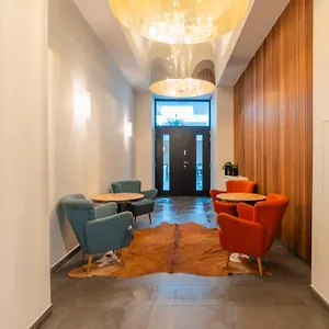 Hotel Lace, Brujas